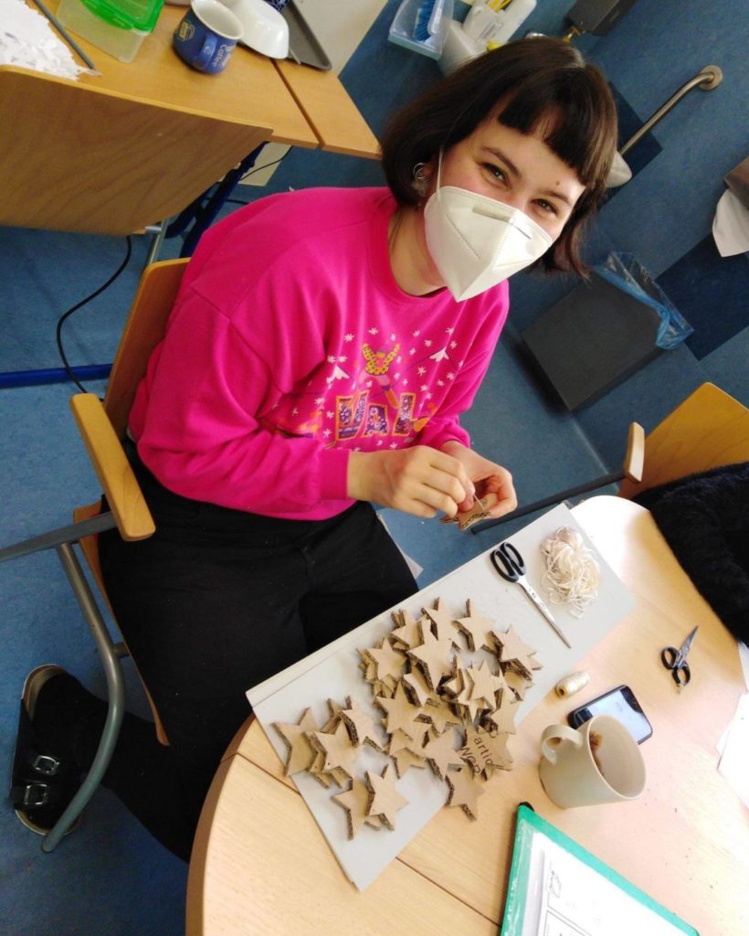 Amélie on her mission site, smiling behind her mask while creating !